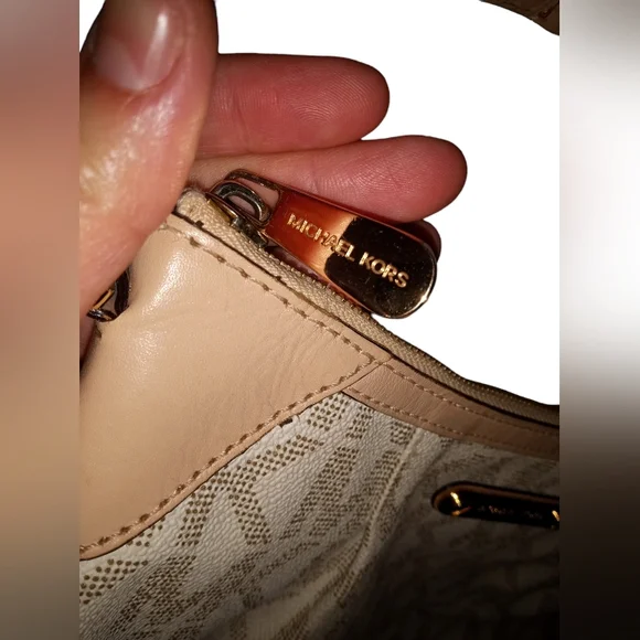 Michael Kors Jet Set Signature Vanilla PVC Shoulder Bag - Picture 6 of 12